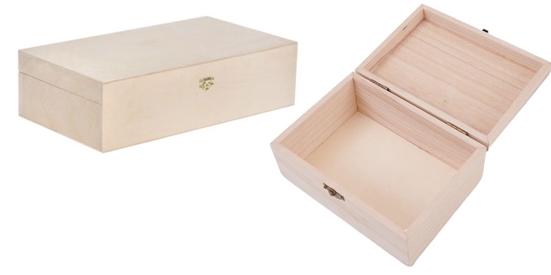  Wooden box with lid and clasp in natural color